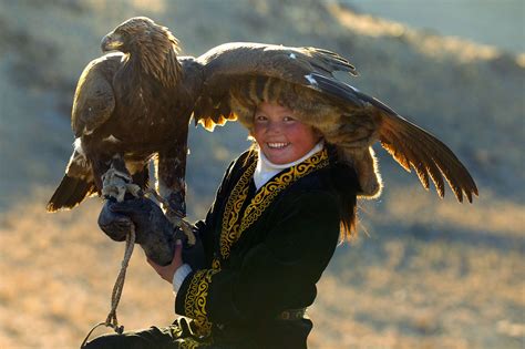 Hunting with eagles .